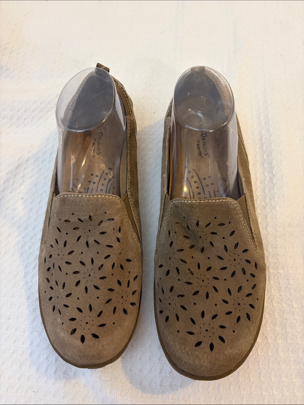 Earth Origins Sugar Leather Laser Cut Out Slip-On Loafers in Tan/Taupe Size 10 - Picture 4 of 16